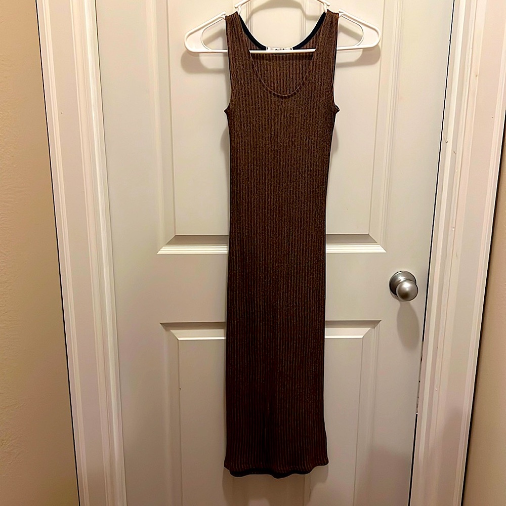 Stretchy form fitting brown dress. Pre owned in great condition.